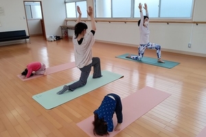 お子様専用マットを無料でご用意しております。自分専用のマットがあってお子様も大喜び♪ママと一緒ポーズを決めてます。